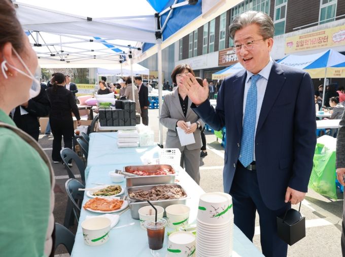 유성구종합사회복지관에서 ‘사랑나눔 바자회’가 개최됐다