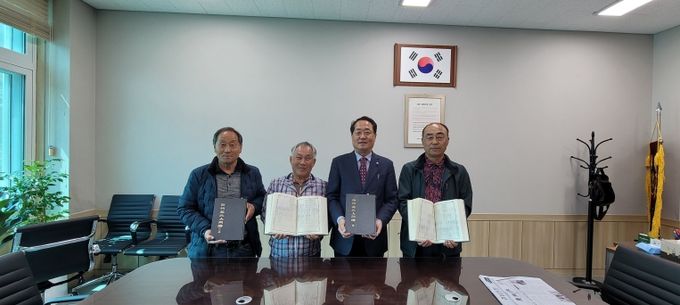 진주 강씨 의령문화원 족보 기증...지역 향토사 연구 활용