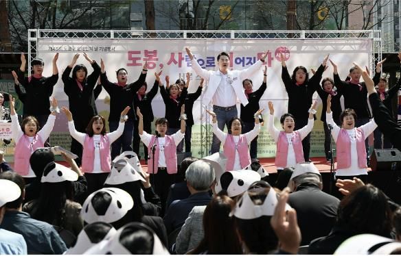 오언석 도봉구청장(가운데)이 보이는소리, 이웃애두드림과 함께 수어 합창 공연을 선보이고 있다