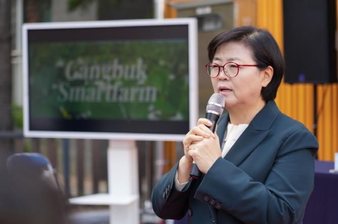 이순희 강북구청장이 강북 스마트팜 센터 개관식에서 인사말을 하고 있다.