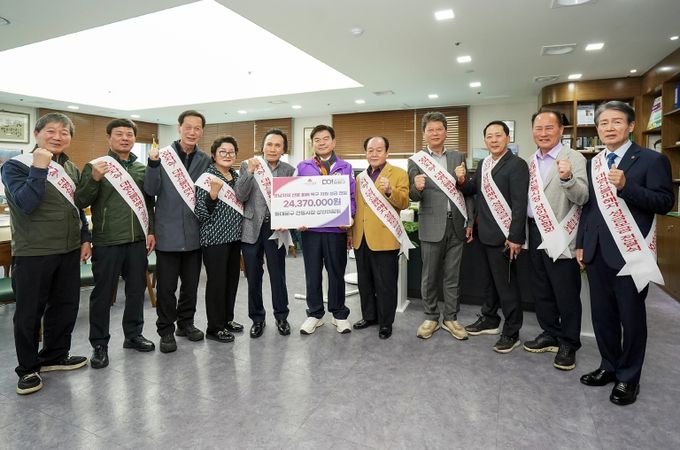 동대문구전통시장상인연합회 영남지역 산불피해 복구 지원 성금 전달 기념촬영