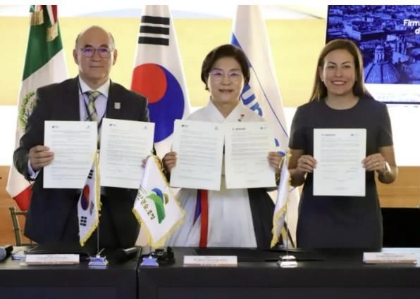 업무협약 체결하는 김미경 구청장(가운데)