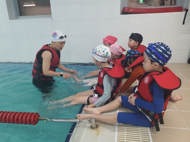 4월 17일 세종시 반다비 빙상장 수중운동실에서 어린이집 5세 유아가 생존수영 교육을 받고 있다.