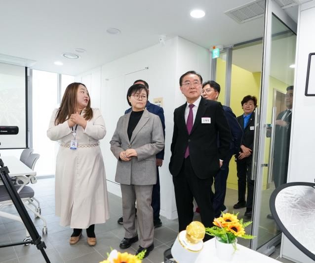 이순희 서울 강북구청장(왼쪽 두 번째)이 수유동 청소년 문화센터 관계자들과 함께 시설을 둘러보고 있다.