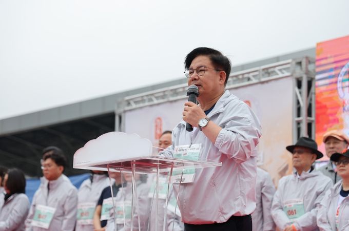 서윤복 마라톤대회에 참석해 대회사를 전하는 박강수 마포구청장