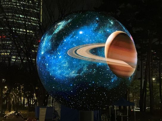 송파구 ‘더 스피어’를 즐기는 사람들과 표출 영상