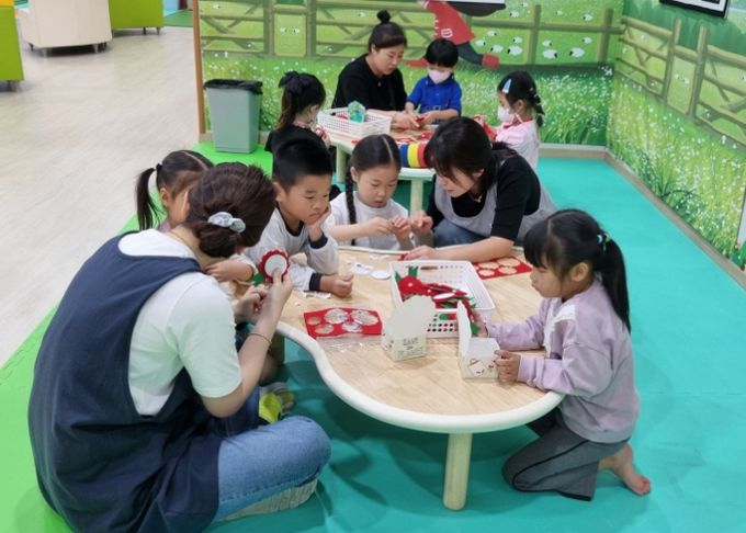 이벤트 참가자들이 카네이션 브로치를 만들고 있다.