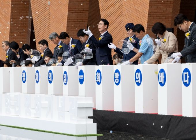 21일 매향리평화기념관 개관식에서 주요 내빈들이 평화와 희망의 메시지를 담은 나비날리기 퍼포먼스를 펼치고 있다