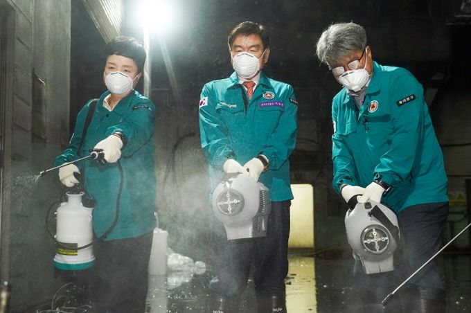 이필형 동대문구청장(사진 가운데)과 직원들이 동대문환경자원센터 내 방역을 실시하고 있다.