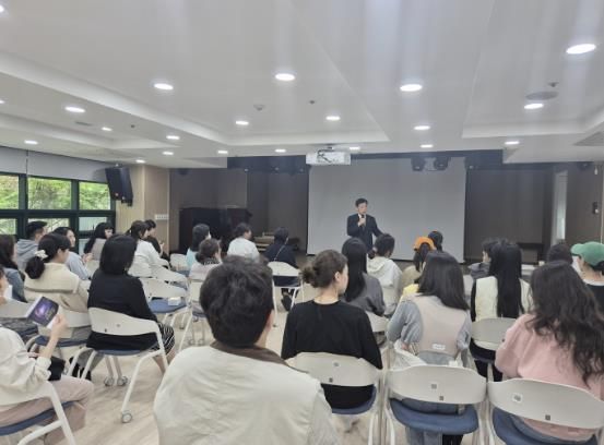 이승로 성북구청장이 영유아 성교육 현장을 방문해 인사말을 하고 있다.