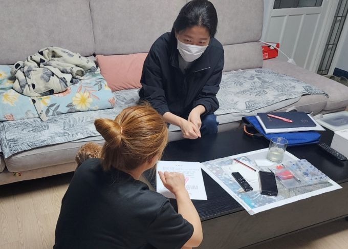 창녕군에서 사회보장급여 수급 가정에 방문해 상담을 진행중인 모습