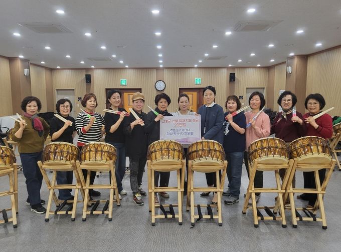 경남 고성군종합사회복지관 주민강좌 수강생들의 성금 추가 기탁