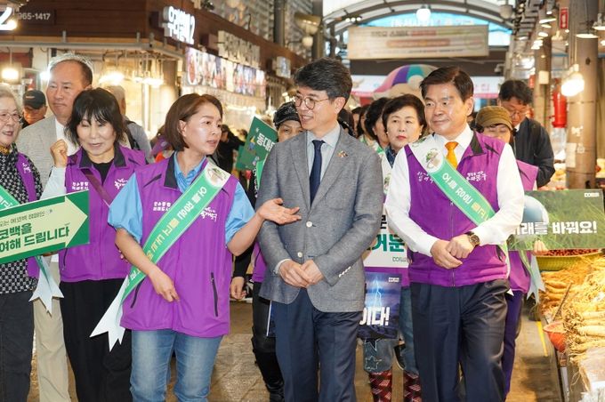 김완섭 환경부 장관(사진 왼쪽)과 이필형 동대문구청장(사진 오른쪽)이 청량리종합시장에서 열린 '돌고 도는 에코백 캠페인'에 참석했다.