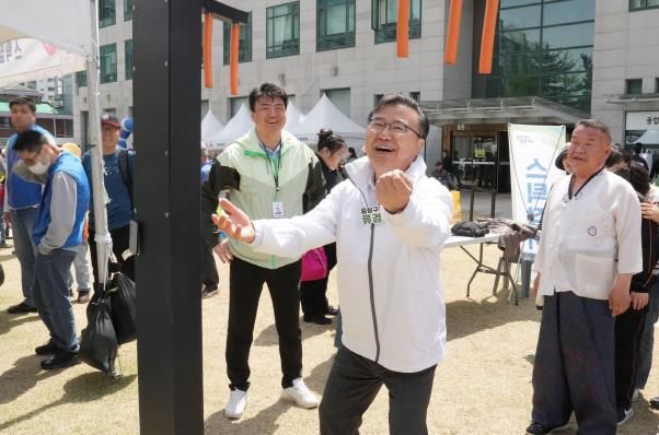 지난 23일 진행된 장애인체육 어울림 한마당에 참석한 류경기 중랑구청장과 관계자들의 모습