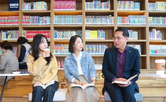 박희조 동구청장이 동네북네 가양1동점을 방문해 책을 읽고있는 모습