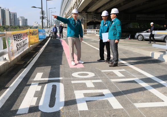 오언석 도봉구청장이 동부간선도로(성수방면)~도봉역 방향 진출연결로 개통 전 준공 상태 등을 확인하고 있다(2025. 4. 24.)(사진 왼쪽 첫 번째 오언석 도봉구청장)