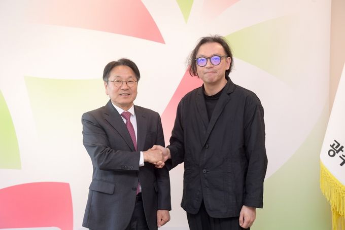 강기정 광주광역시장이 25일 오후 시청 접견실에서 호 추 니엔 비엔날레 예술감독과 환담을 나눈 후 기념촬영을 하고 있다. /광주광역시 제공