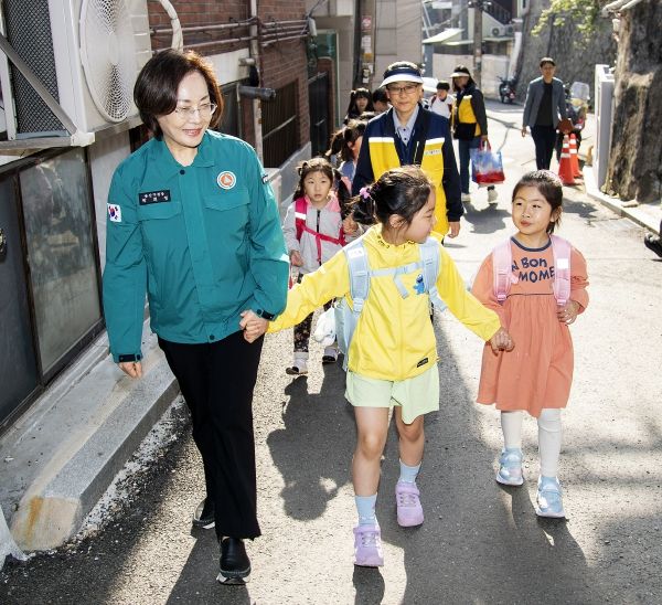 지난 24일 박희영 용산구청장(왼쪽)이 청파초 워킹스쿨버스 현장을 찾아 어린이 통학안전을 살폈다.