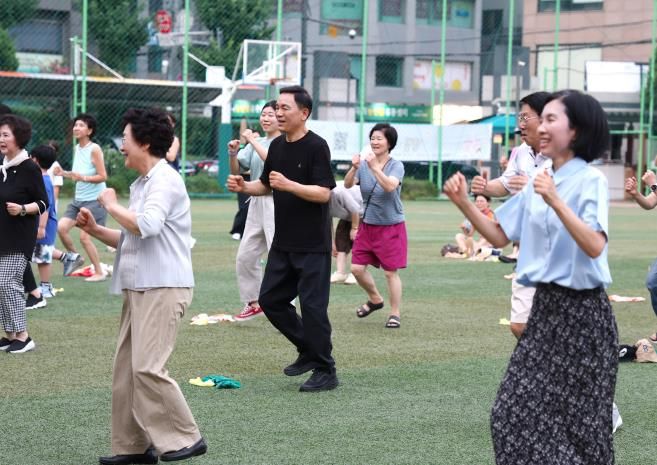 개방학교 운동장(신구초등학교)에서 주민과 함께 운동하는 조성명 강남구청장