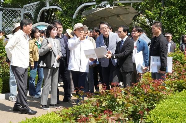 제17회 중랑 서울장미축제 현장회의에 참석한 류경기 중랑구청장과 관계자들의 모습