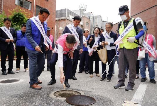 모기유충구제제를 투여하는 정문헌 구청장