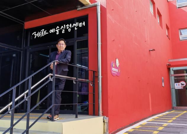 레드로드예술실험센터 앞에서 포즈를 취하는 박강수 마포구청장