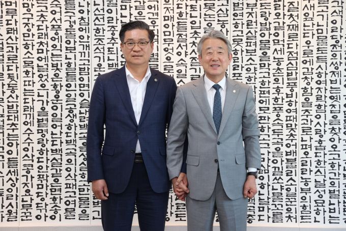 함양군과 함양군수(진병영)는 지난 4월 28일 서울 농협중앙회 본사에서 강호동 농협중앙회장을 만나, 남부내륙 교통의 중심지인 함양군에 남부권 거점물류센터 건립을 제안했다고 밝혔다.