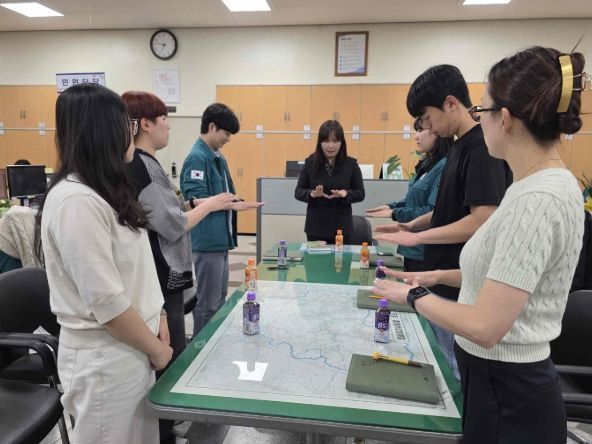 지난 29일 밀양시청 민원지적과에서 창구 직원을 대상으로 친절교육을 실시하고 있다.
