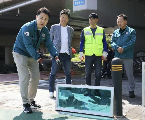 오언석 도봉구청장이 물막이판 설치를 시연하고 있다