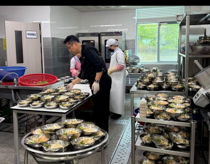 사천시청 공무원들에게 특별한 점심 대접