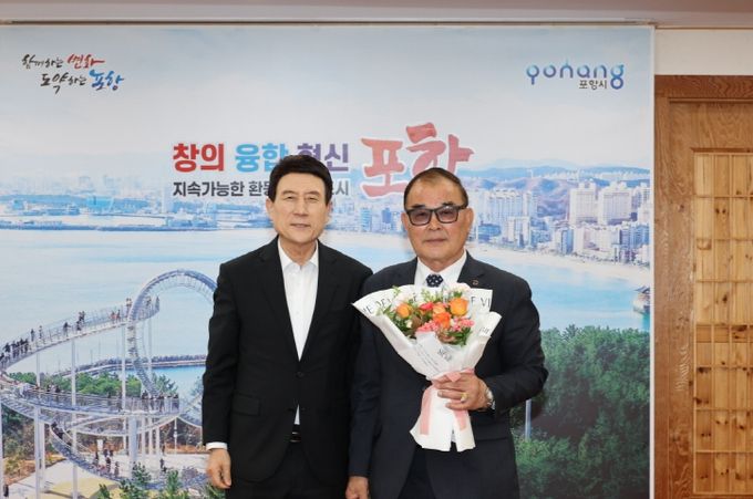 이강덕 포항시장은 1일 이강복 제4대 신임 상이군경회 포항시지회장의 취임을 축하하고, 상이군경회 포항시지회의 발전 방안에 대한 다양한 의견을 나눴다.