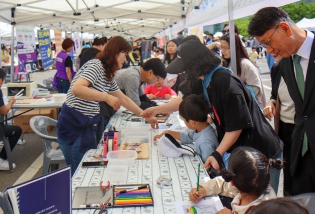 창녕군 어린이날 대축제에서 어린이들이 다양한 체험을 즐기고 있다