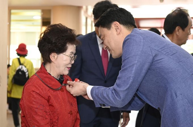 달성군노인복지관 어버이날 행사 사진 1(최재훈 달성군수가 지역 어르신께 카네이션을 달아드리는 모습)