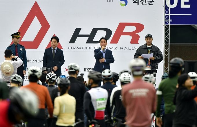 2025 DMZ 랠리에 참가한 자전거 마니아들이 힘차게 코스를 질주하고 있다