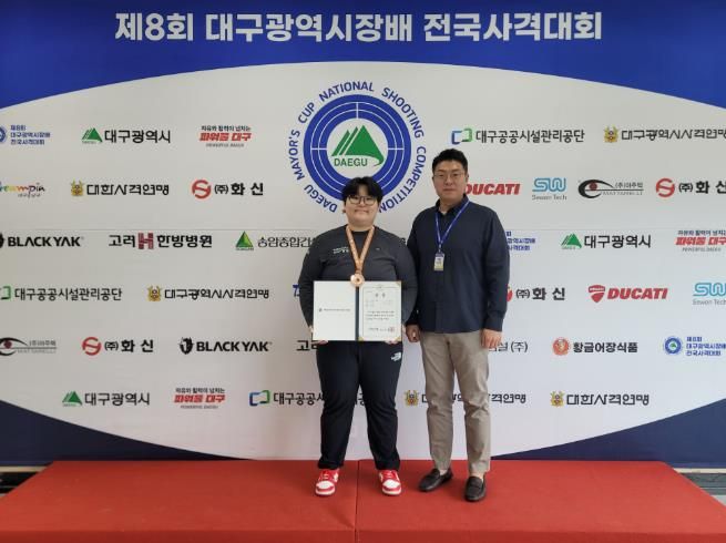 임실군청 사격팀 이시윤 선수, 전국 사격대회서 동메달 획득2(좌 이시윤 선수, 우 곽민수 감독)