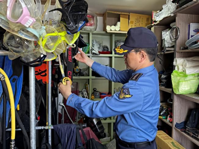 장성환 사천해경서장이 관내 수중레저사업장을 찾아 안전관리 실태를 점검 하는 모습