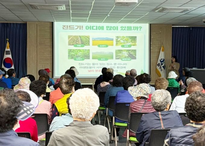 함양군보건소는 5월 13일 함양읍행정복지센터에서 노인일자리 참여자 80여 명을 대상으로 진드기 매개 감염병 예방 교육을 실시했다.