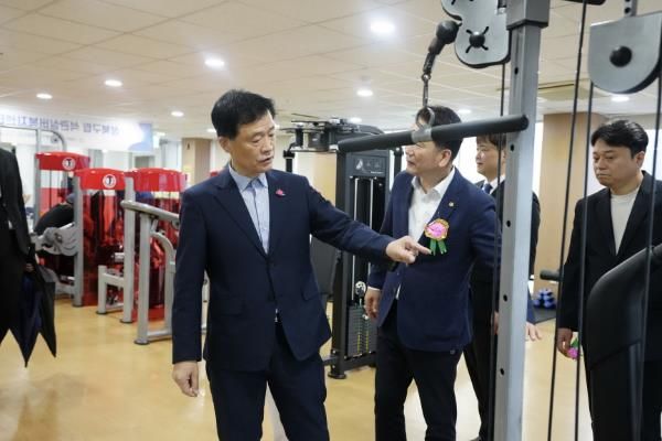 이승로 성북구청장이 헬스장을 둘러보며 어르신 맞춤형 운동과 안전을 당부하고 있다.