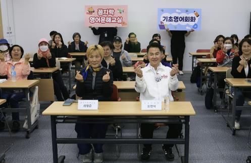 오언석 도봉구청장이 ‘기초영어회화’ 문해교실 개강식에서 참여자들과 단체사진을 찍고 있다