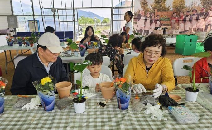 고성군다함께돌봄센터 1호점 조부모와 함께하는 행복심기 프로그램 운영