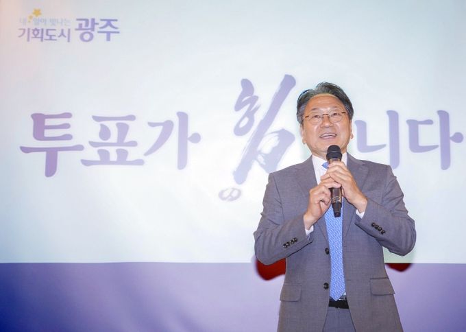 강기정 광주광역시장이 15일 오전 북구 금파공업고등학교를 찾아 학생들을 대상으로 생애 첫 투표를 독려하고 있다./광주광역시 제공