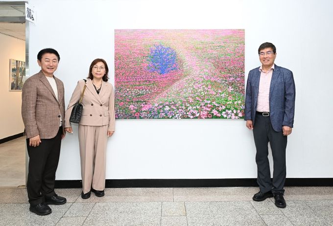 김동근 시장이 5월 16일 기부 미술품을 배경으로 한귀원 작가 및 한성우 명예회장(맨 우측)과 기념사진을 찍고 있다.