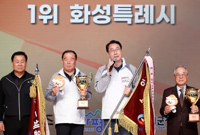 정명근 화성특례시장이 경기도체육대회 우승 시상식에서 우승소감을 말하고 있다