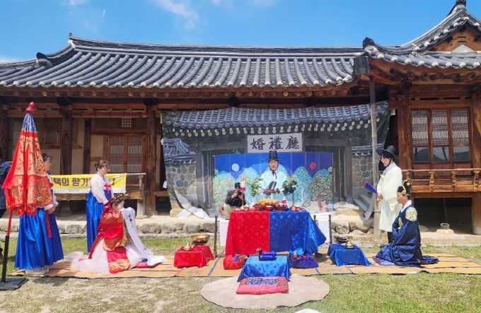 함양문화원 '꼬신내 풍기는 잔칫날' 늦깎이 부부의 특별한 전통혼례