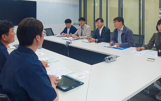 창녕군과 관계기관이 관내 기업을 방문해 애로사항을 청취하고 맞춤형 해결방안을 논의하고 있다.