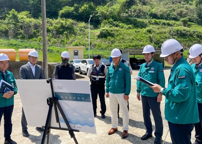 최영호 창녕부군수가 노단이정수장을 방문해 민간전문가들과 함께 현장점검을 실시하고 있다.