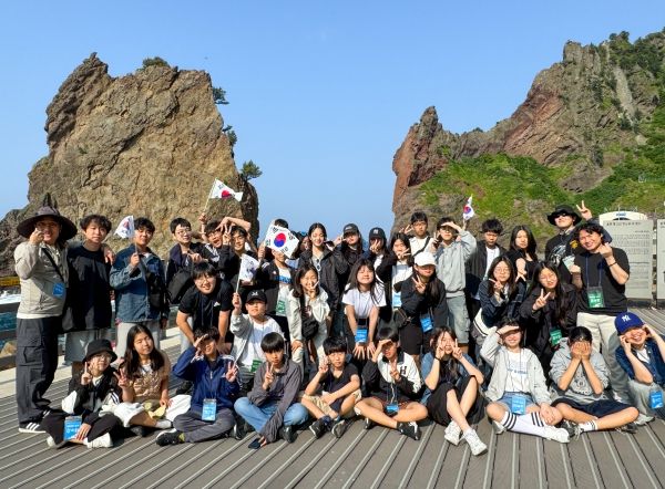 창녕군 청소년들이 독도 앞에서 태극기를 들고 나라사랑 체험활동에 참여하고 있다.