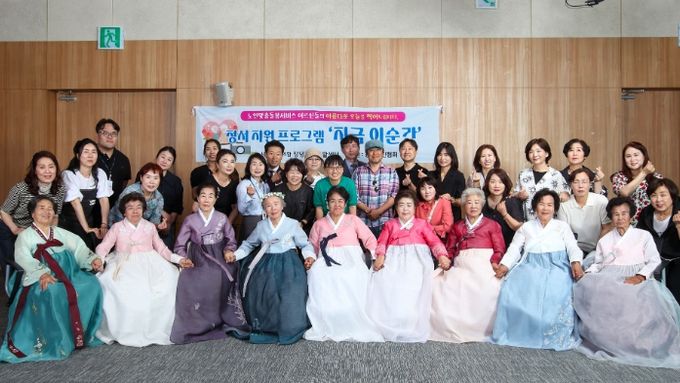 창녕지역자활센터와 창녕사진협회가 ‘지금 이 순간, 가장 아름다운 모습’ 사진촬영 행사를 실시하고 기념촬영을 하고 있다