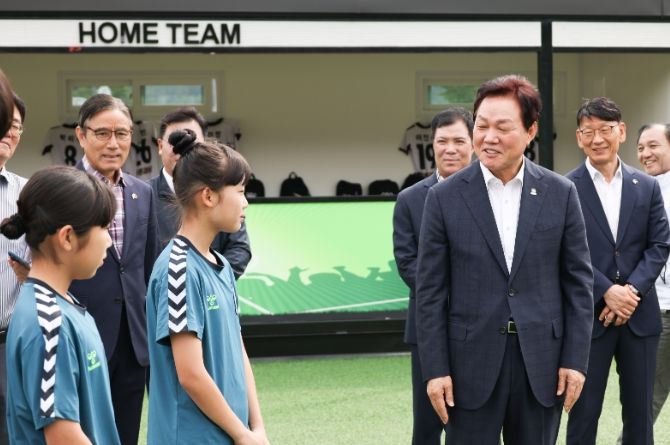 진주여중 축구부 격려하는 박완수 도지사 
