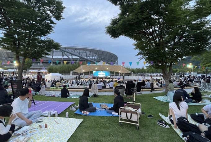 진주시 2025 달빛영화제 및 나이트마켓, 첫 번째 밤을 밝히다!